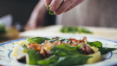 теплый салат с молодым картофелем и хрустящим беконом