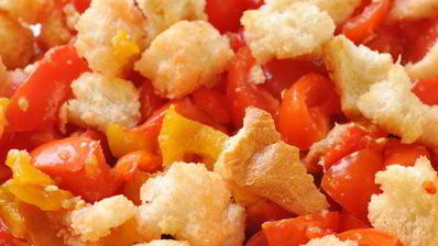 хлебный салат с помидорами панцанелла