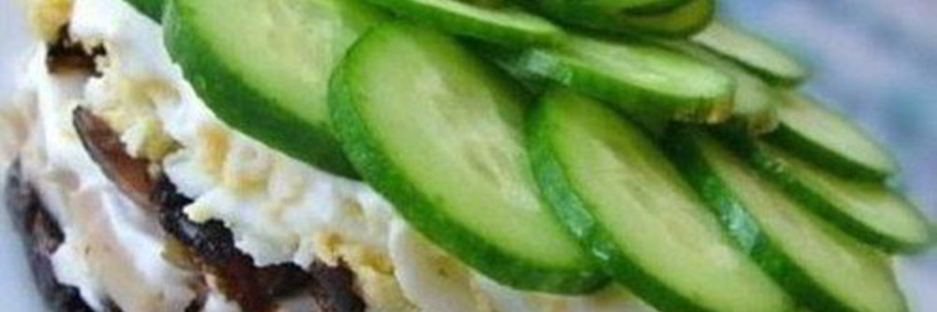 Куриный салат Меркурий с грибами и черносливом