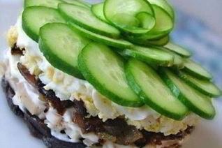 Куриный салат Меркурий с грибами и черносливом