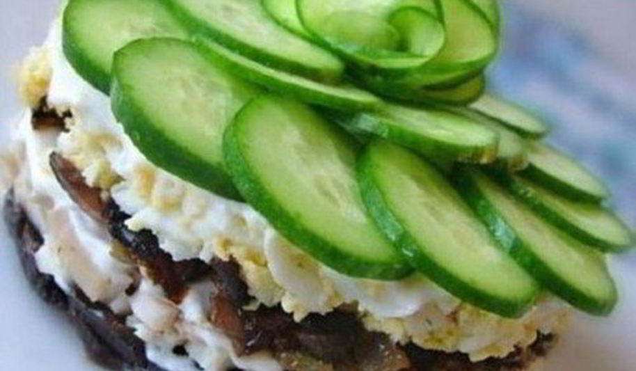 Рецепт куриного салата меркурий с грибами и черносливом