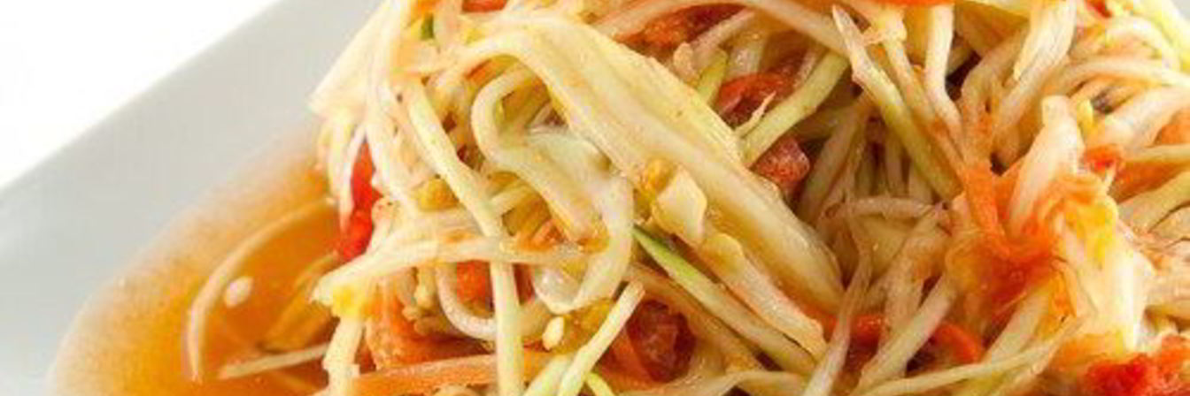 Легкий салат из зеленой папайи и сладкого лука с лаймовой заправкой