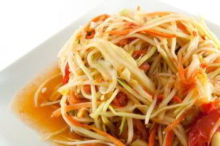 Легкий салат из зеленой папайи и сладкого лука с лаймовой заправкой