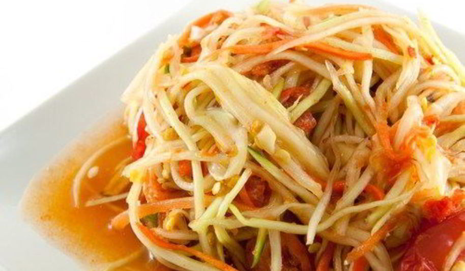 Рецепт легкого салата из зеленой папайи и сладкого лука с лаймовой заправкой