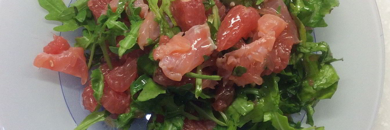 Легкий салат с рукколой, семгой и грейпфрутом