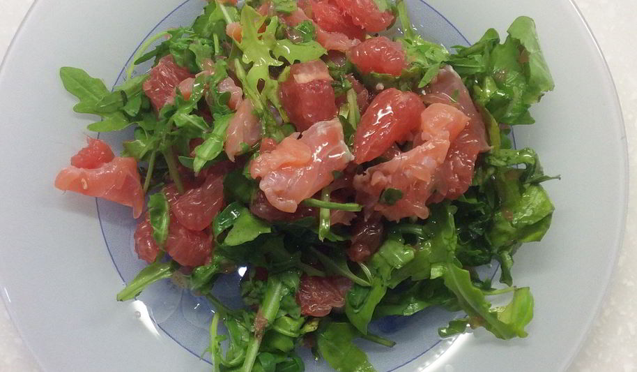 Рецепт легкого салата с рукколой, семгой и грейпфрутом