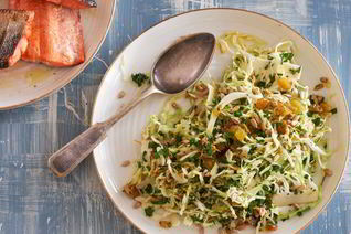 Молодая капуста с изюмом и семечками