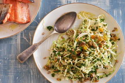 Молодая капуста с изюмом и семечками