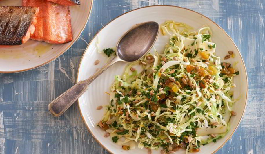 Рецепт молодой капусты с изюмом и семечками