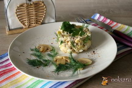 Мясной салат с сыром и грибами