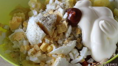 мясной салат с сыром и грибами