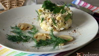 мясной салат с сыром и грибами