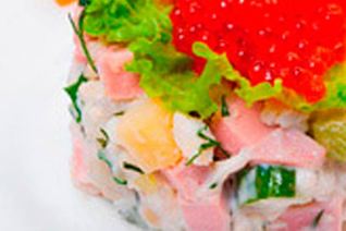 Хитрый оливье с раковыми шейками и красной икрой