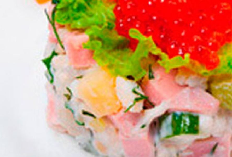 Хитрый оливье с раковыми шейками и красной икрой