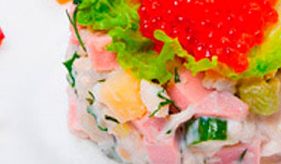 Рецепт хитрого оливье с раковыми шейками и красной икрой