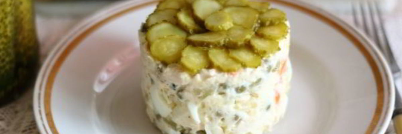 Классический салат Оливье с курицей