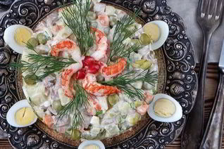Королевский Оливье с отварной телятиной и раковыми шейками
