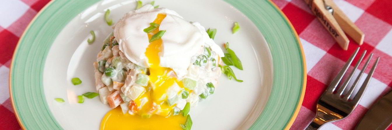 Оливье с куриной грудкой и яйцом-пашот