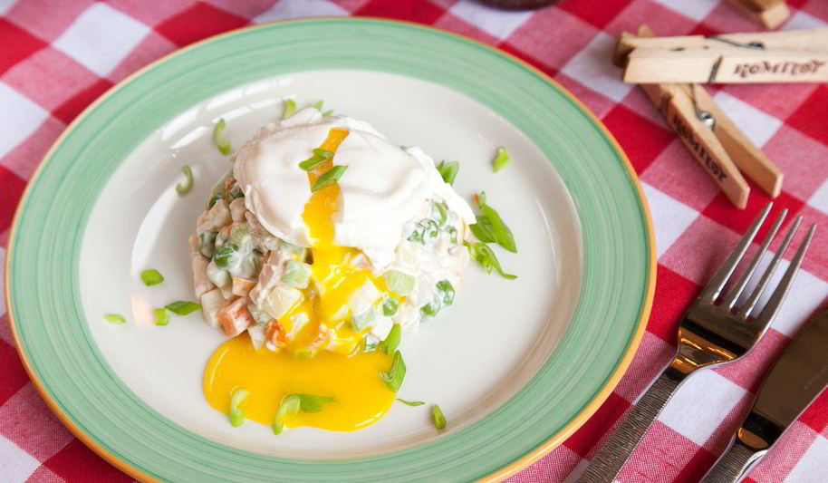 Рецепт оливье с куриной грудкой и яйцом-пашот