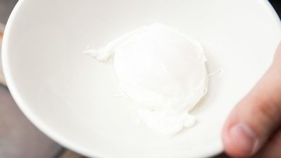 оливье с куриной грудкой и яйцом-пашот