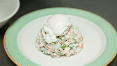 оливье с куриной грудкой и яйцом-пашот