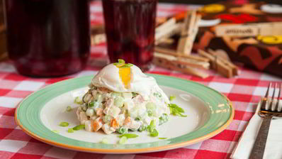 оливье с куриной грудкой и яйцом-пашот