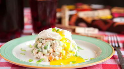 оливье с куриной грудкой и яйцом-пашот