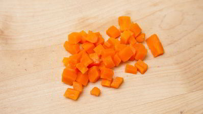 оливье с куриной грудкой и яйцом-пашот