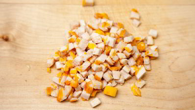 оливье с куриной грудкой и яйцом-пашот