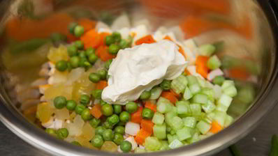 оливье с куриной грудкой и яйцом-пашот