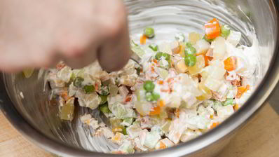 оливье с куриной грудкой и яйцом-пашот