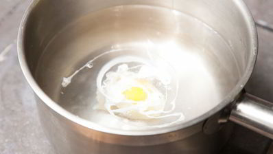 оливье с куриной грудкой и яйцом-пашот