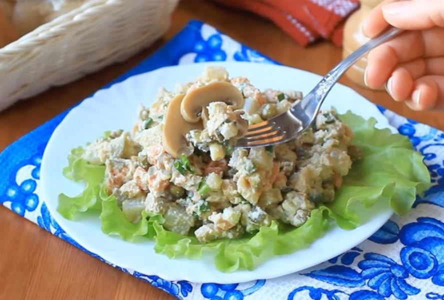 Салат Оливье с грибами постный