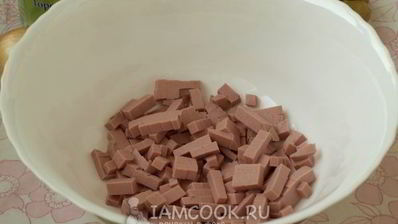 салат оливье с колбасой и горошком