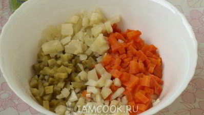 салат оливье с колбасой и горошком