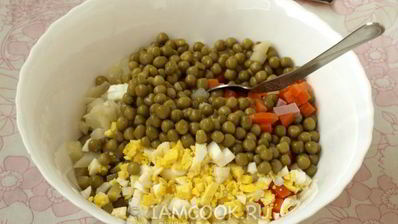 салат оливье с колбасой и горошком