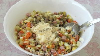 салат оливье с колбасой и горошком