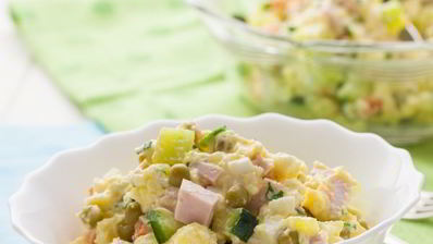 салат оливье с колбасой и свежим огурцом