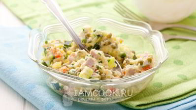 салат оливье с колбасой и свежим огурцом