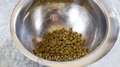 салат оливье с колбасой и свежим огурцом