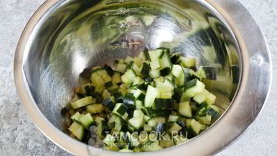 салат оливье с колбасой и свежим огурцом