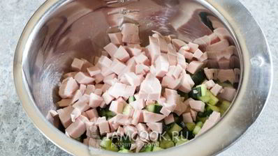 салат оливье с колбасой и свежим огурцом