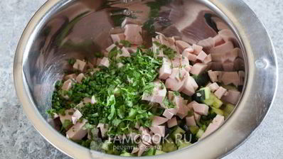 салат оливье с колбасой и свежим огурцом