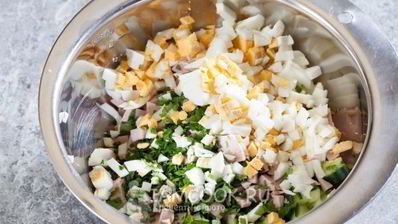 салат оливье с колбасой и свежим огурцом