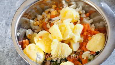 салат оливье с колбасой и свежим огурцом