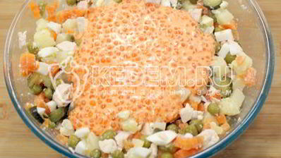 салат оливье с курицей и икорной закуской