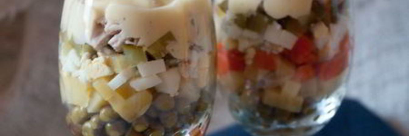 Салат Оливье с курицей под соусом айоли