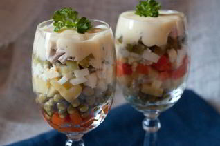 Салат Оливье с курицей под соусом айоли