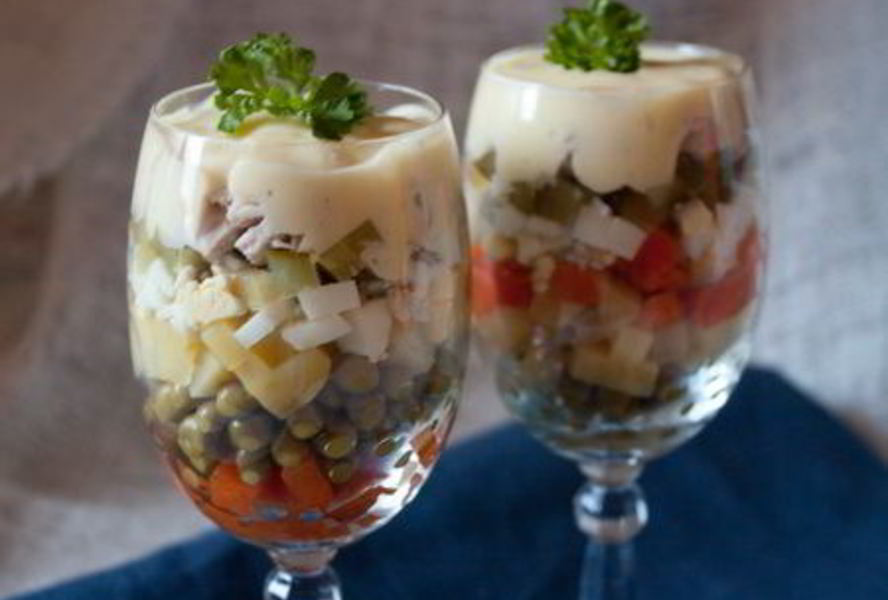 Салат Оливье с курицей под соусом айоли