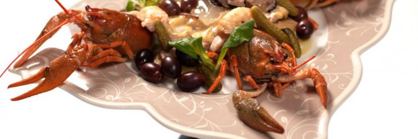 Салат Оливье с перепелиным мясом, раковыми шейками и трюфелем